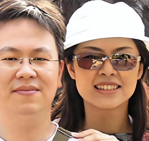 女主外男主内，查了查郑丽文的老公，不看不知道，原来夫妻俩的日子过得如此与众不同。