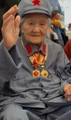 105岁的长征女红军目前全国唯一健在、亲历过长征的女红军！在四川都江堰刚过完10