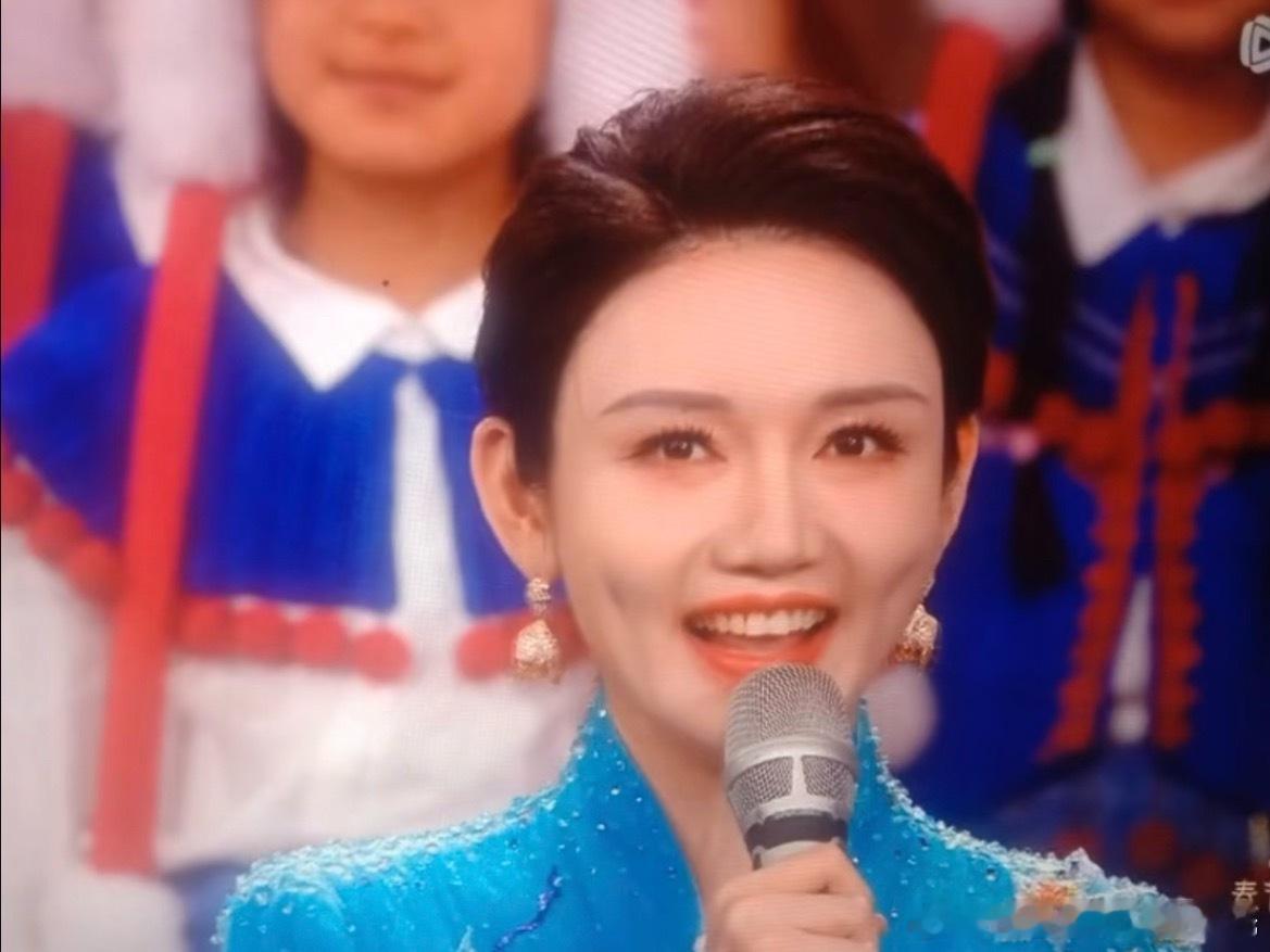 龙洋主持完春晚哭了龙洋今年春晚主持可是c位哦，顶着压力主持完一整场，不负众望了 