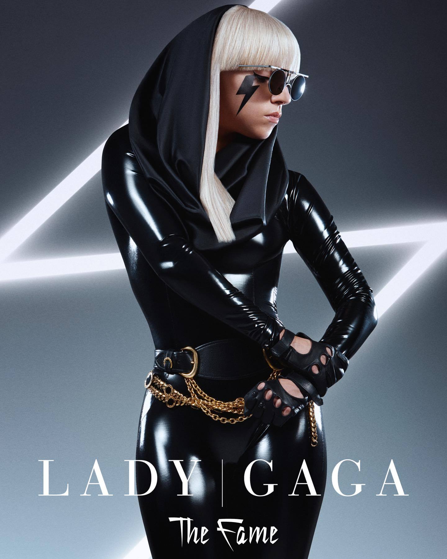 Slayyyter接受采访说到她曾多次公开表示自己是The Fame时代的粉丝，