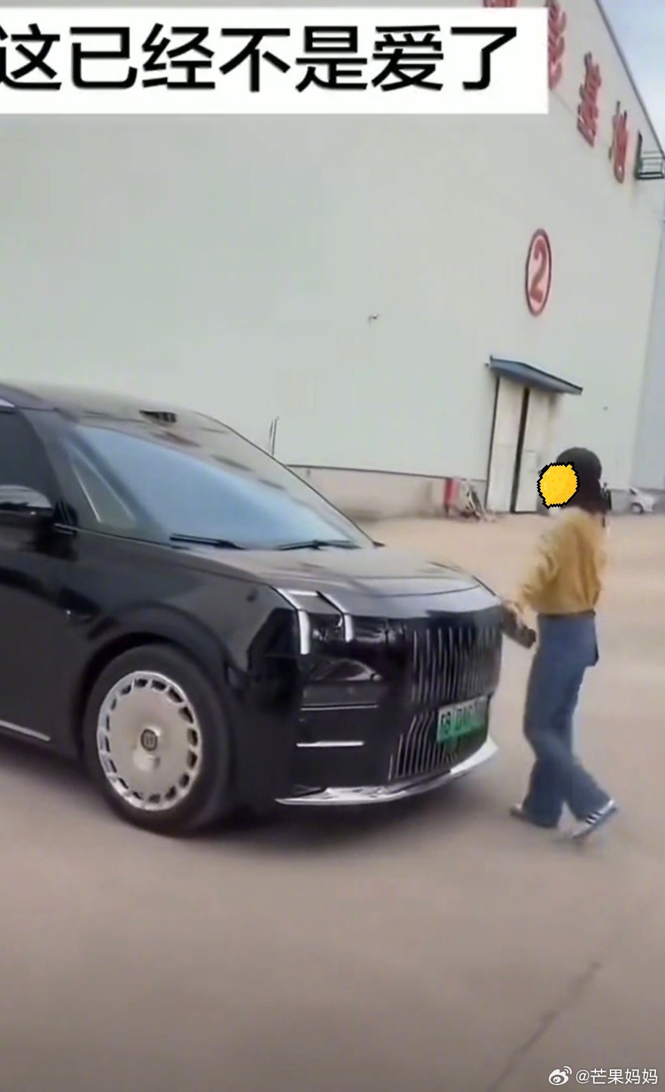 私生真的越来越可怕了，挡车这种事多危险啊，自己不安全艺人也不安全，为了看几分钟真