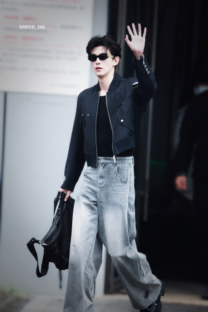 邓凯hi6上班造型 邓凯短款夹克灰牛仔裤拽哥感 邓凯hi6上班造型，邓凯短款夹克