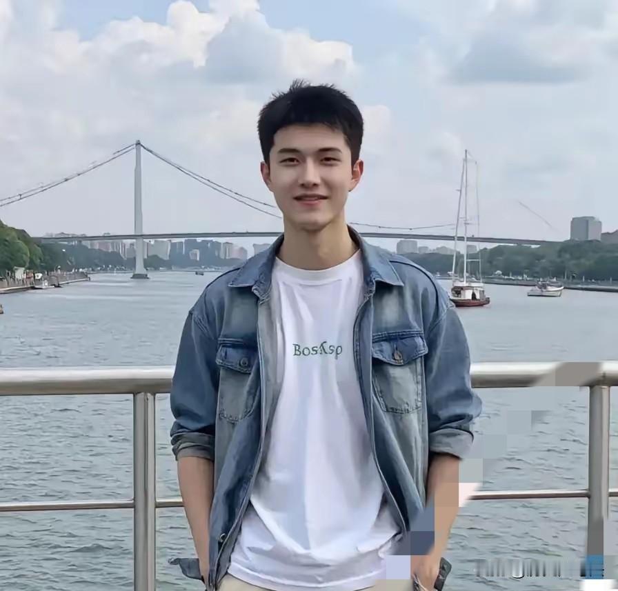一29岁女孩无偿捐献骨髓，救了一名17岁白血病男孩。没想到，男孩康复后见到她，紧