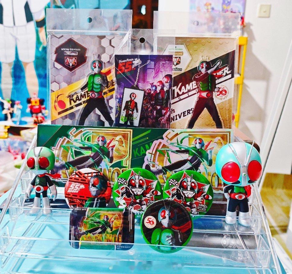 新买了展示架把假面骑士快闪店55周年的谷子和新一些最近新买的新一号周边放一起收纳