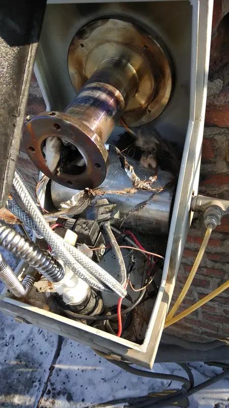 近日陕西西安，因热水器热水管长期使用，且长时间通电，造成感应器失效，100摄氏度