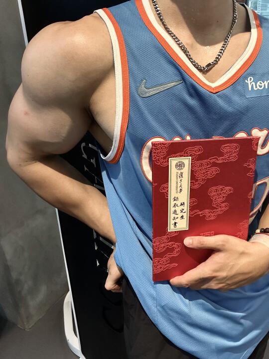 拿通知书的胳膊硬点咋了