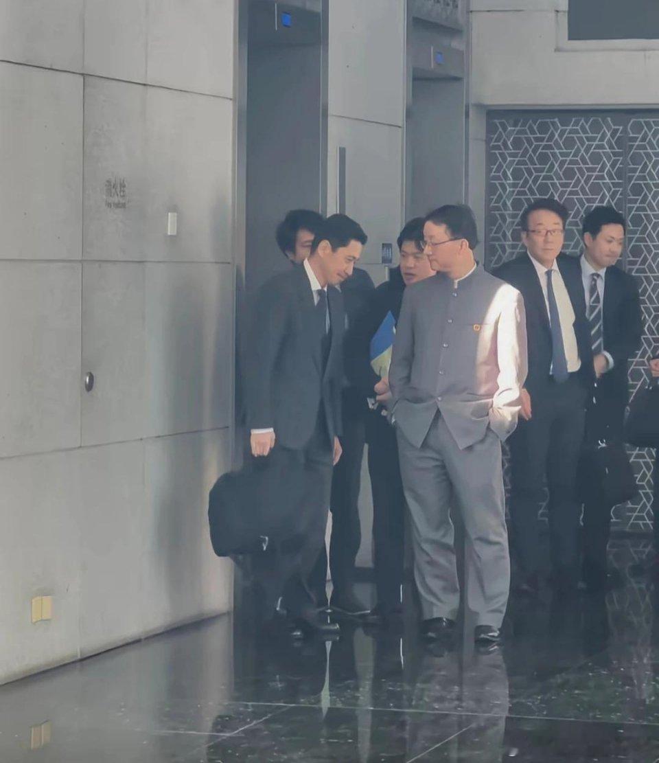 刘劲松司长，今天身穿中山装，胸前佩戴国徽双手插兜，威严感十足给不尊重我们的人就应