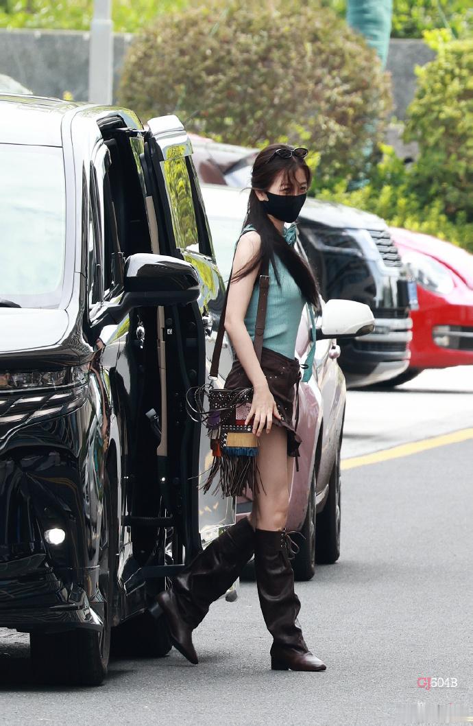 虞书欣薄巧既视感虞书欣薄荷巧克力穿搭夏日氛围感穿搭范本出炉，薄巧配色清爽怡人，俏