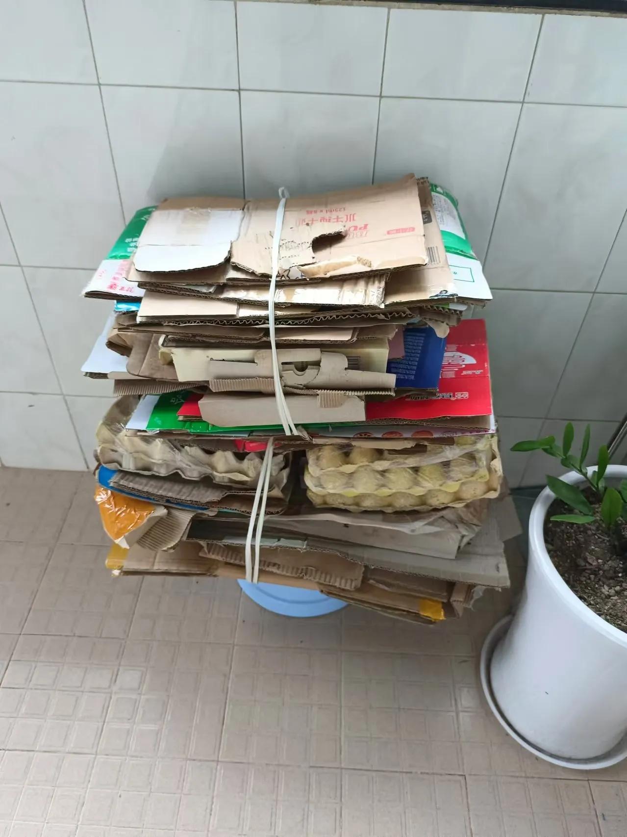 积了两个月的纸皮，才卖了6.5块钱，连个早餐钱都不够，实在无力过国庆节了。   