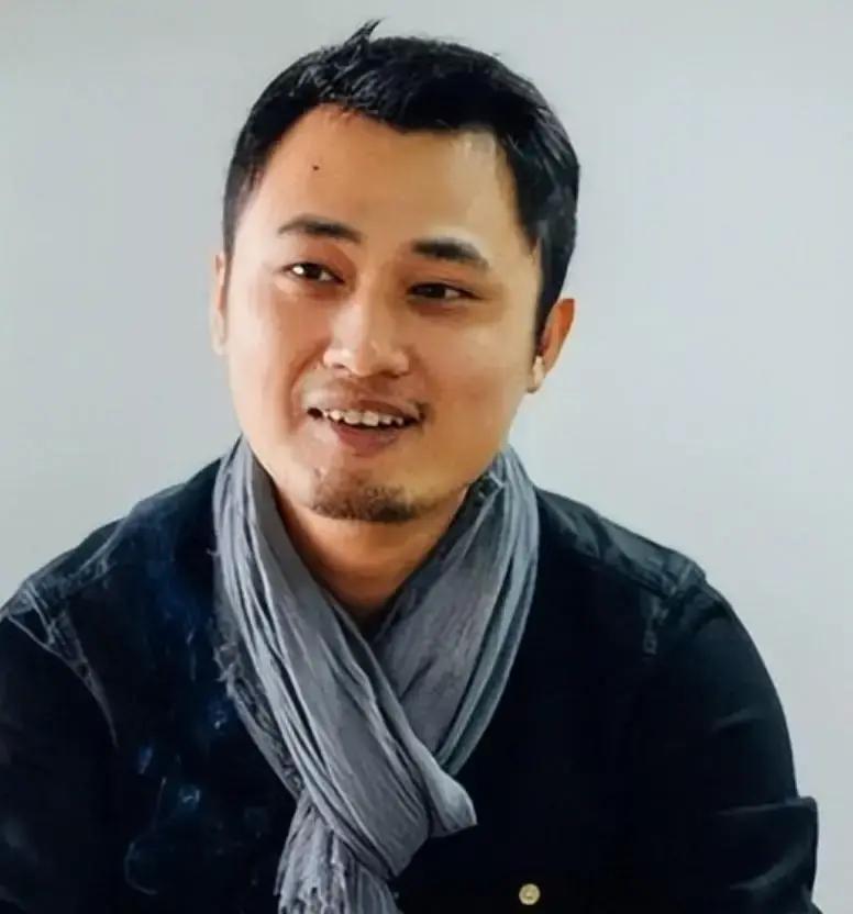 2015年，月薪仅5000元的陈磊，正在挤地铁，突然“叮”一声短信提醒：到账14