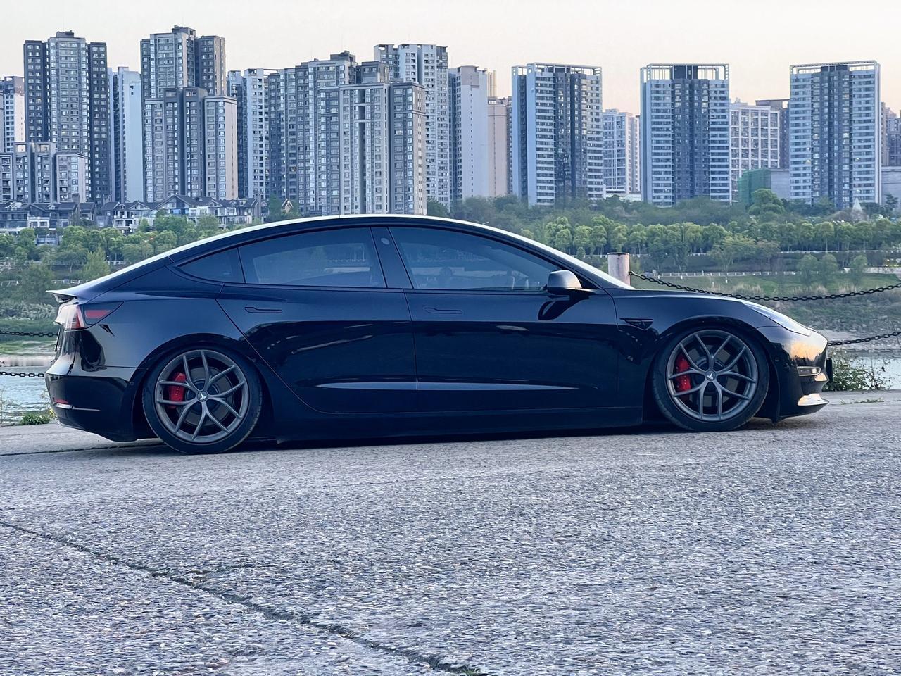 太喜欢这种质态了。特斯拉model3低趴确实比modely帅。这个空气悬挂开了一