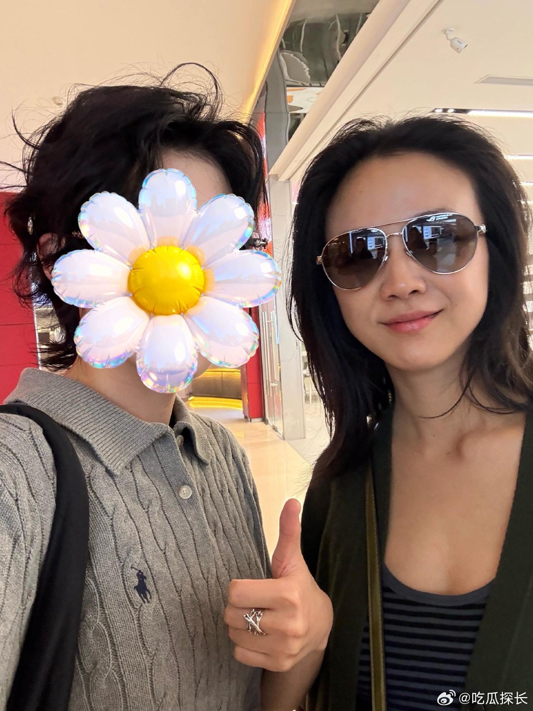 三里屯偶遇汤唯和老公逛街汤唯与老公三里屯逛街三里屯偶遇汤唯和老公逛街，被认出后爽