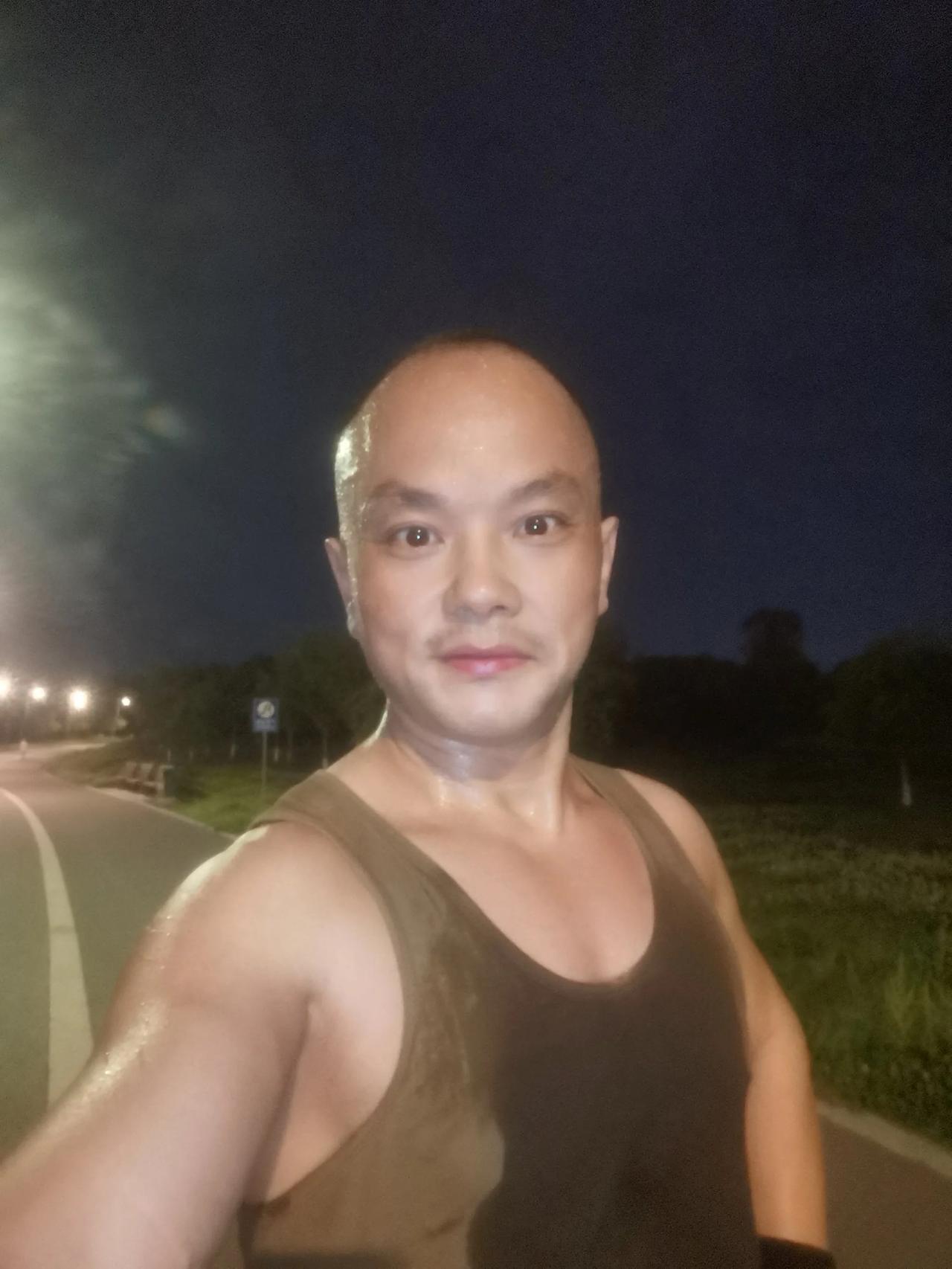 每天跑步12公里，把奔跑带入生活，让奔跑成为生活必需～～