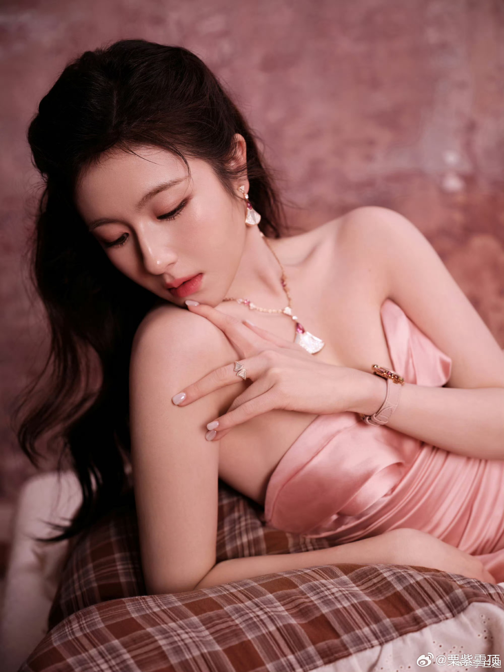 李兰迪完全公主来着的 微博之夜李兰迪这套粉色缎绸抹胸礼服造型也太公主了，加上半扎