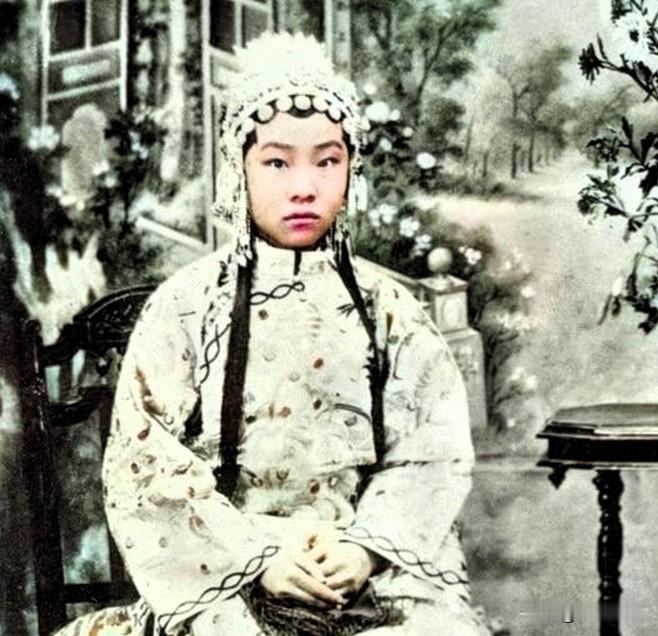 谢珊珊与苏宝宝二人，是清末八大胡同南班中的佼佼者，来自江南，落脚于韩家潭、百顺胡
