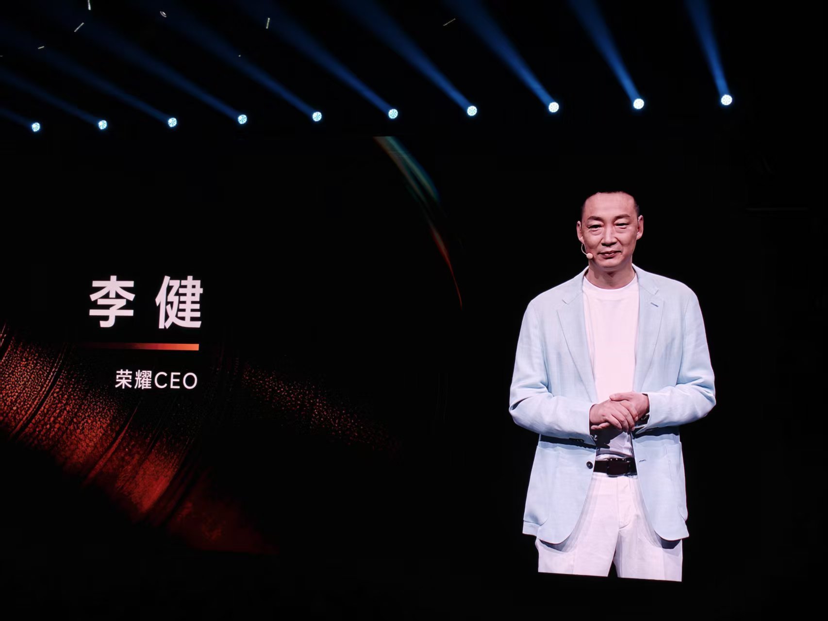 荣耀新上任的CEO李健，以后会经常看见他的。 ​​​