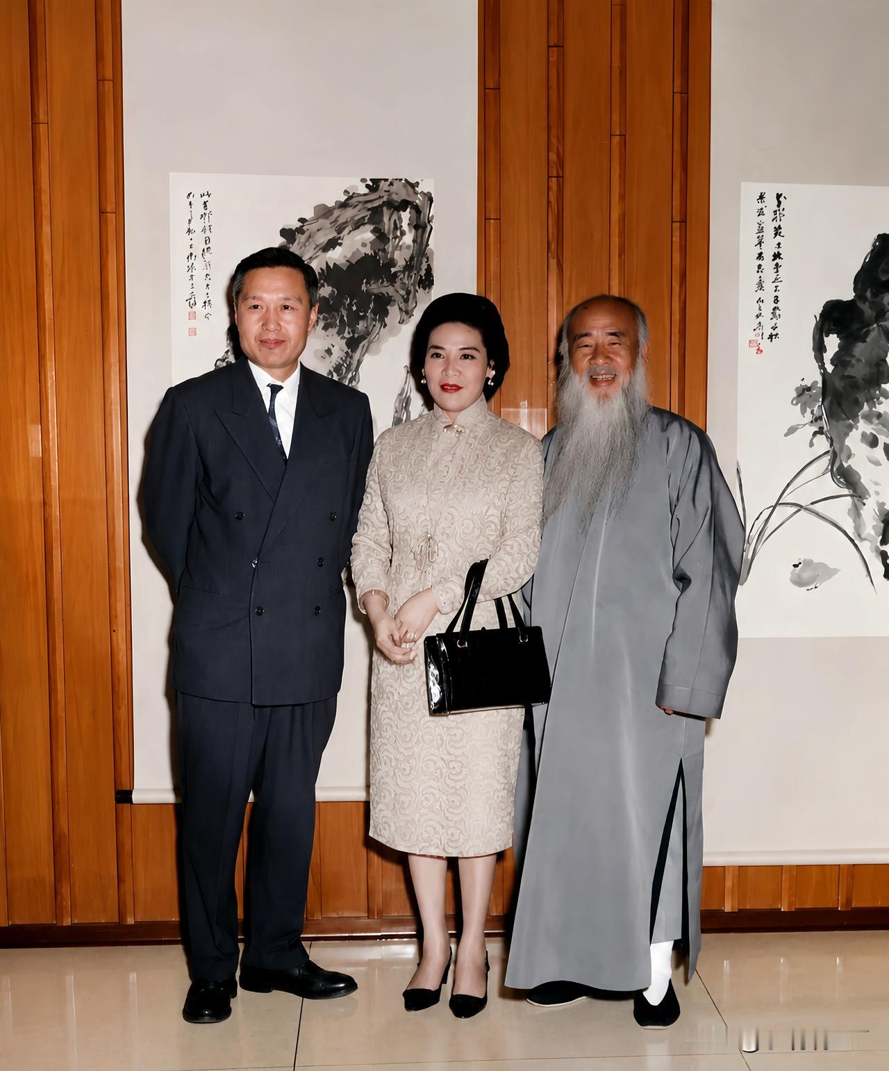 这是1972年国画大师张大千在美国加州举办回顾展时与他的四姨太徐雯波及画家侯北人