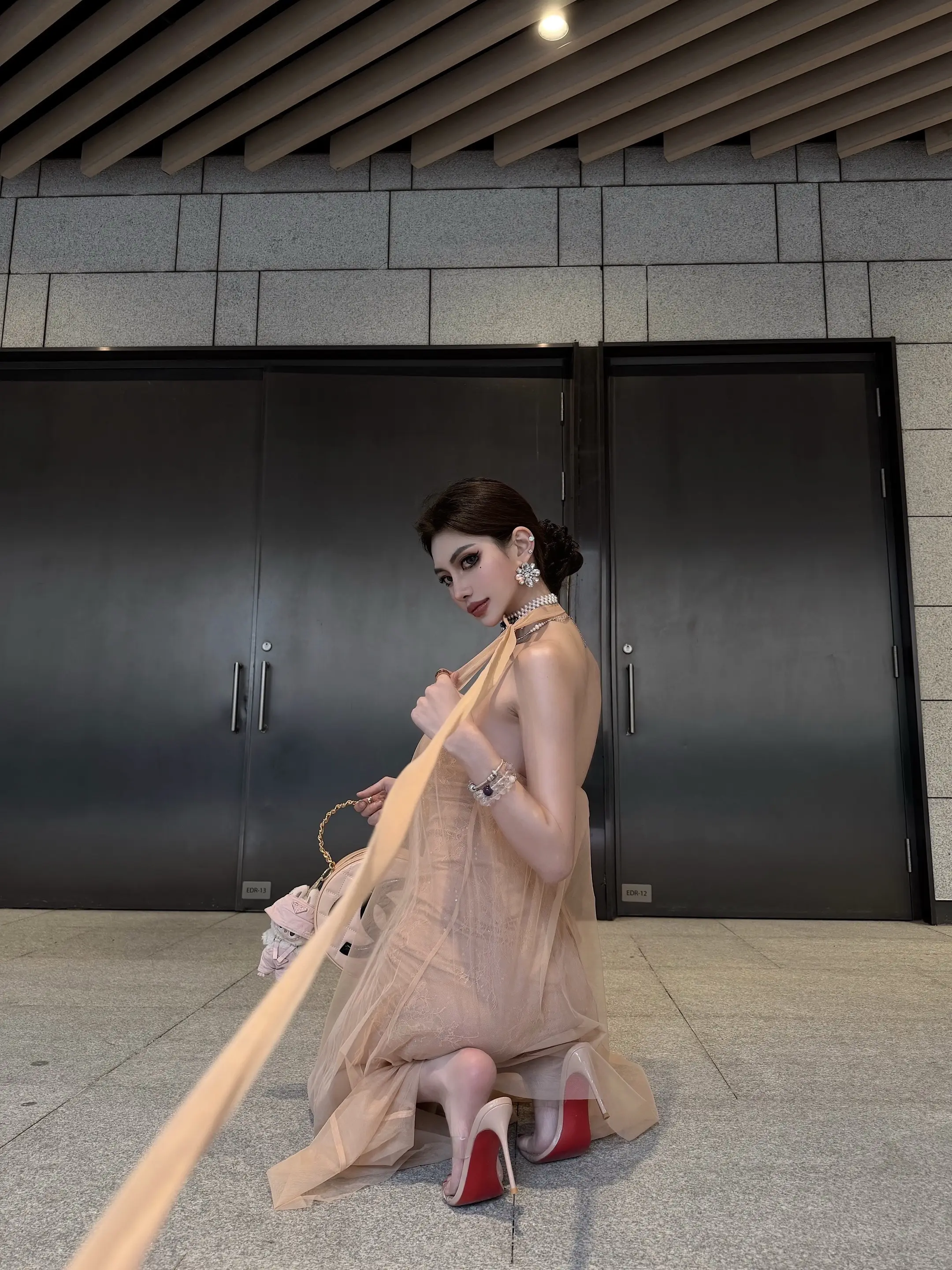 牵制我。