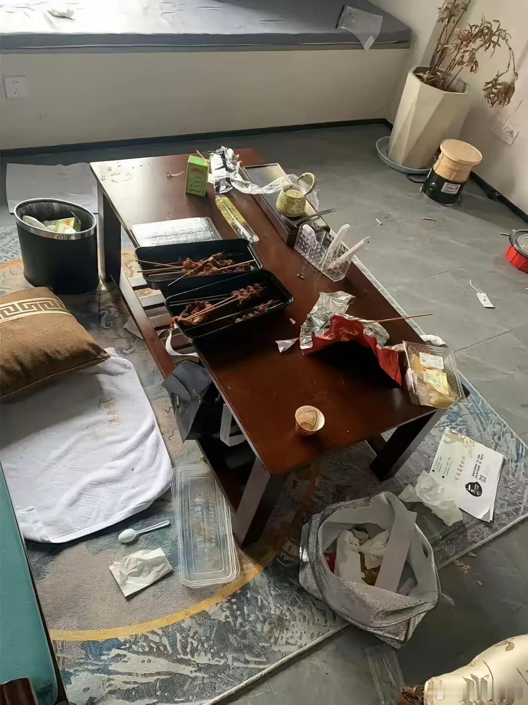 网友：县城小宾馆的现状，几十块的钟点房，费用还不够搞卫生的工钱。[黑线][汗] 