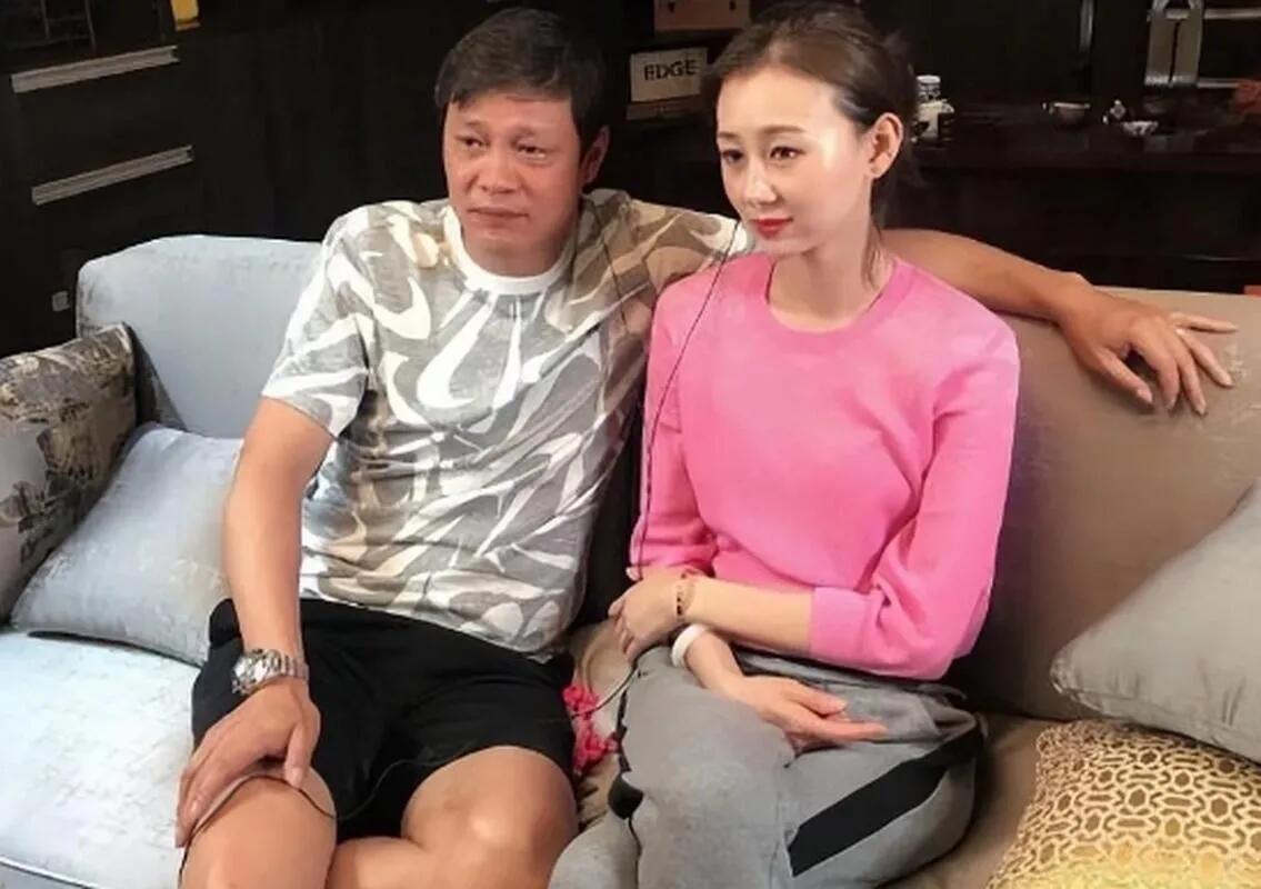 这位头发三七分开的男士有多少人还记得他，是中国足球的老面孔了，他曾经是中国队的主