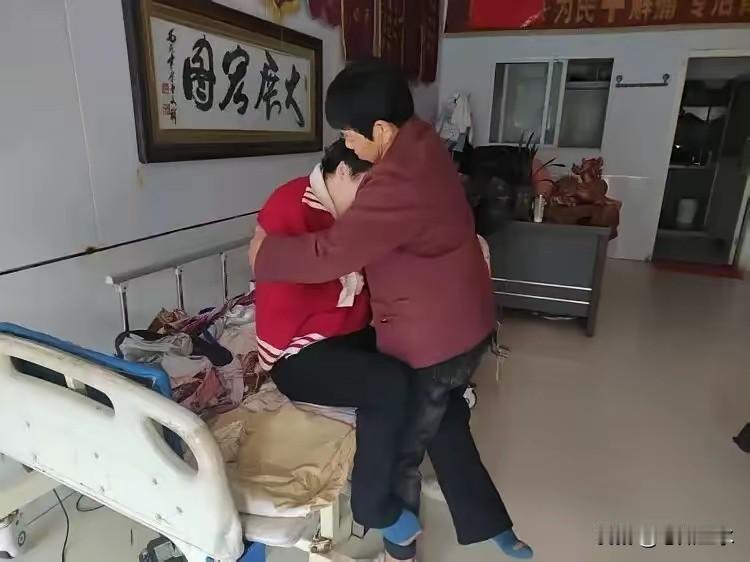 泪目！江苏，一女子因车祸成“植物人”，娘家要放弃，谁知，婆婆却说：“只要她还有一