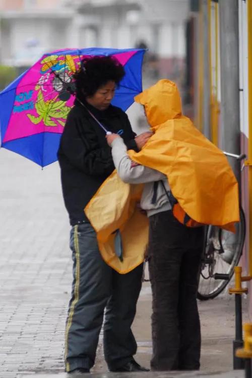 大雨如注，小男孩浑身湿漉漉地冲进便利店，狼狈不堪。他没带伞，焦急地寻觅能遮雨的东