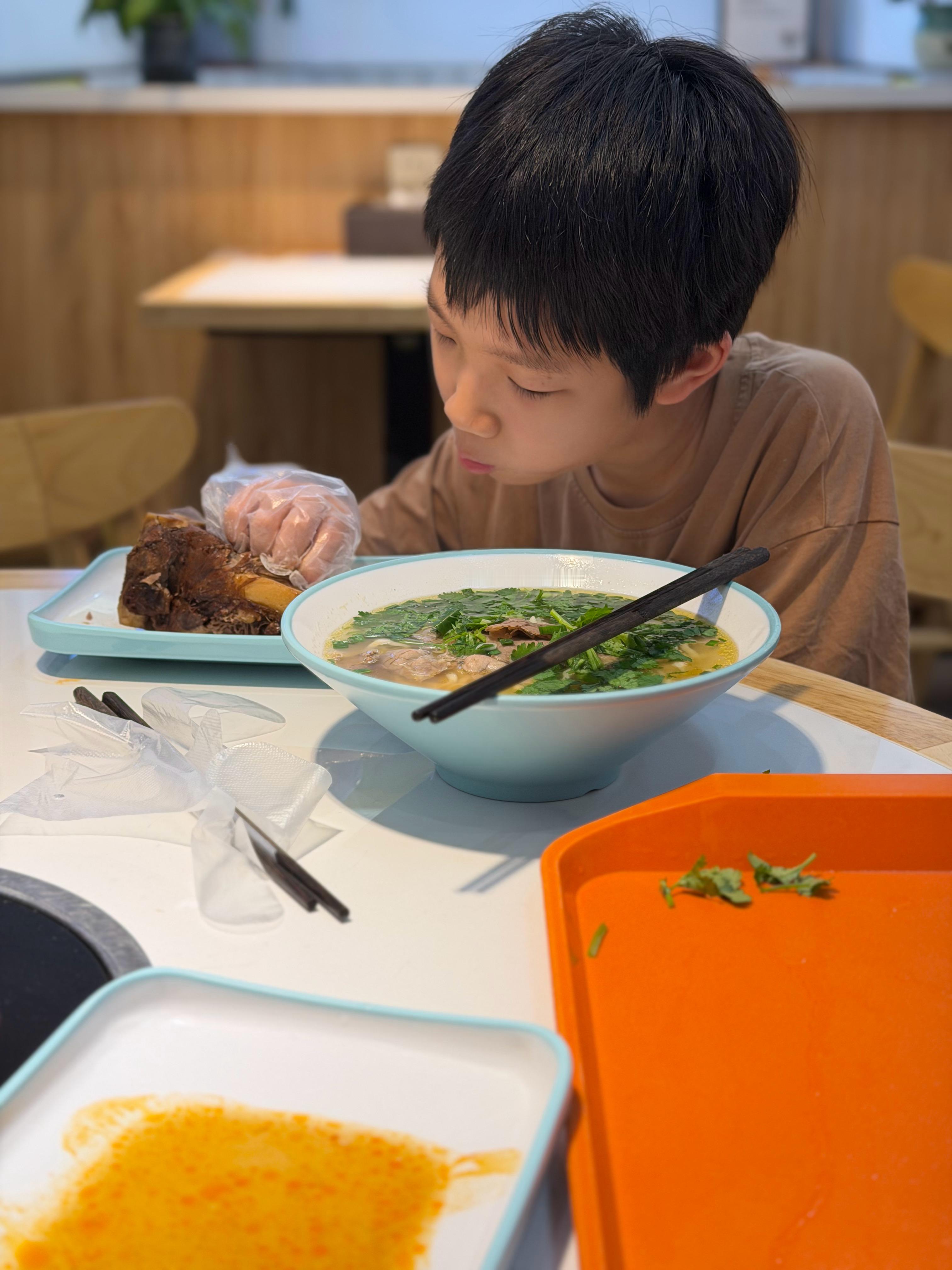 吃碗牛肉面，然后去隔壁常熟。阳澄湖近得很，一小时车程。 