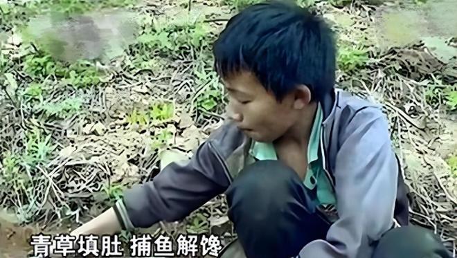 广西6岁男孩，父亲意外去世，母亲抛弃他带着弟弟离开，为了生存，他挖野菜、采野果，