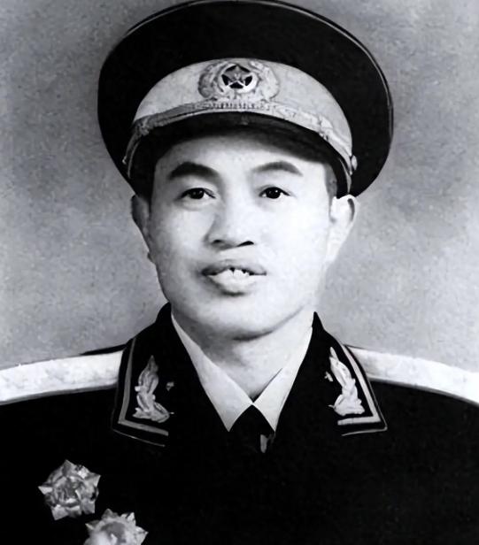 1969年，皮定均将军去甘肃农村视察，一群妇女不穿裤子，用破被子遮挡下身，地委书