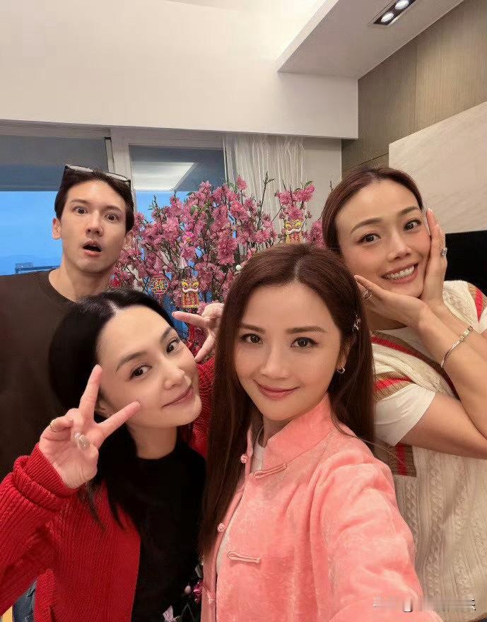 英皇五位艺人，冲上热搜。

大年初一，阖家团圆的日子，没想到这五位英皇艺人，偷偷