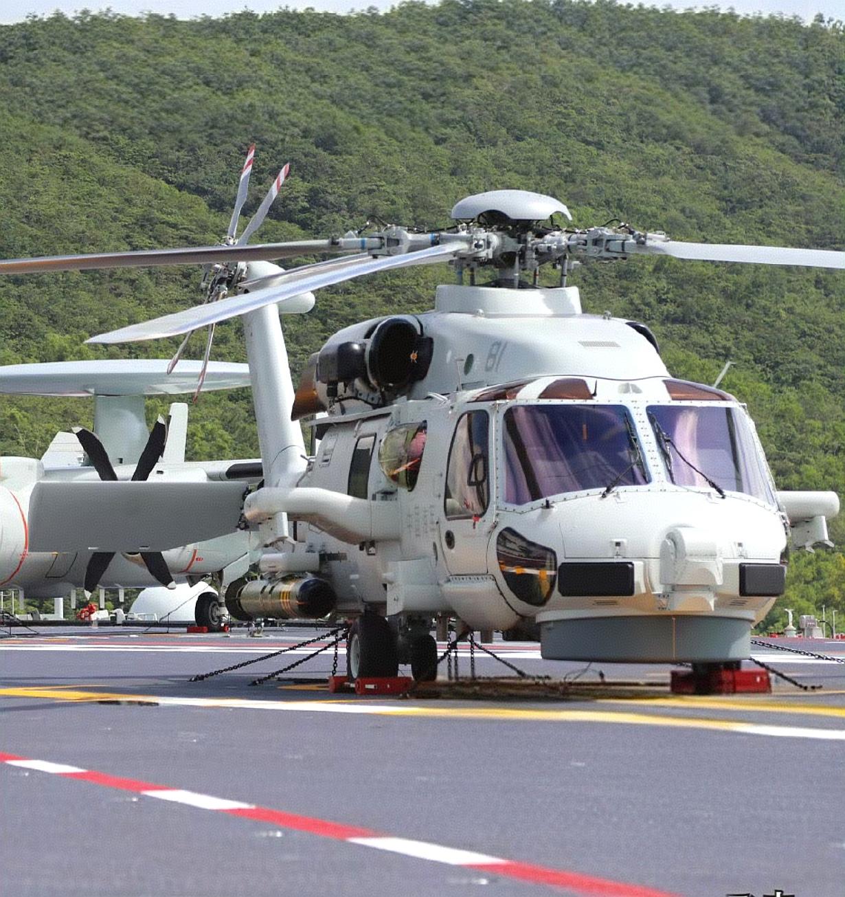 福建舰入列服役仪式那天，停放在飞行甲板上的直-20F反潜直升机，机身两侧重载外挂