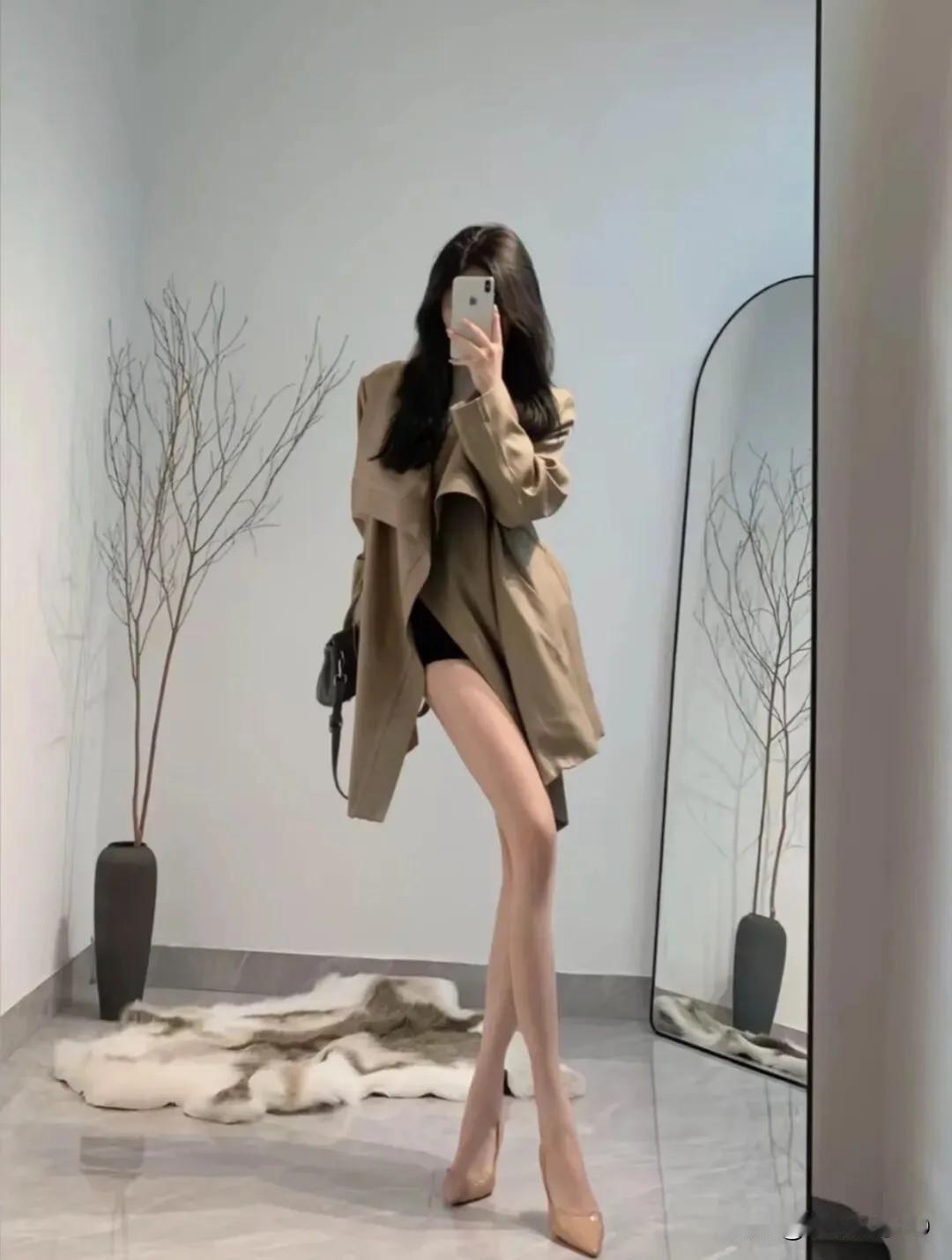 秋冬必备风衣，搭配黑色短裙和高跟鞋，优雅又时尚！
