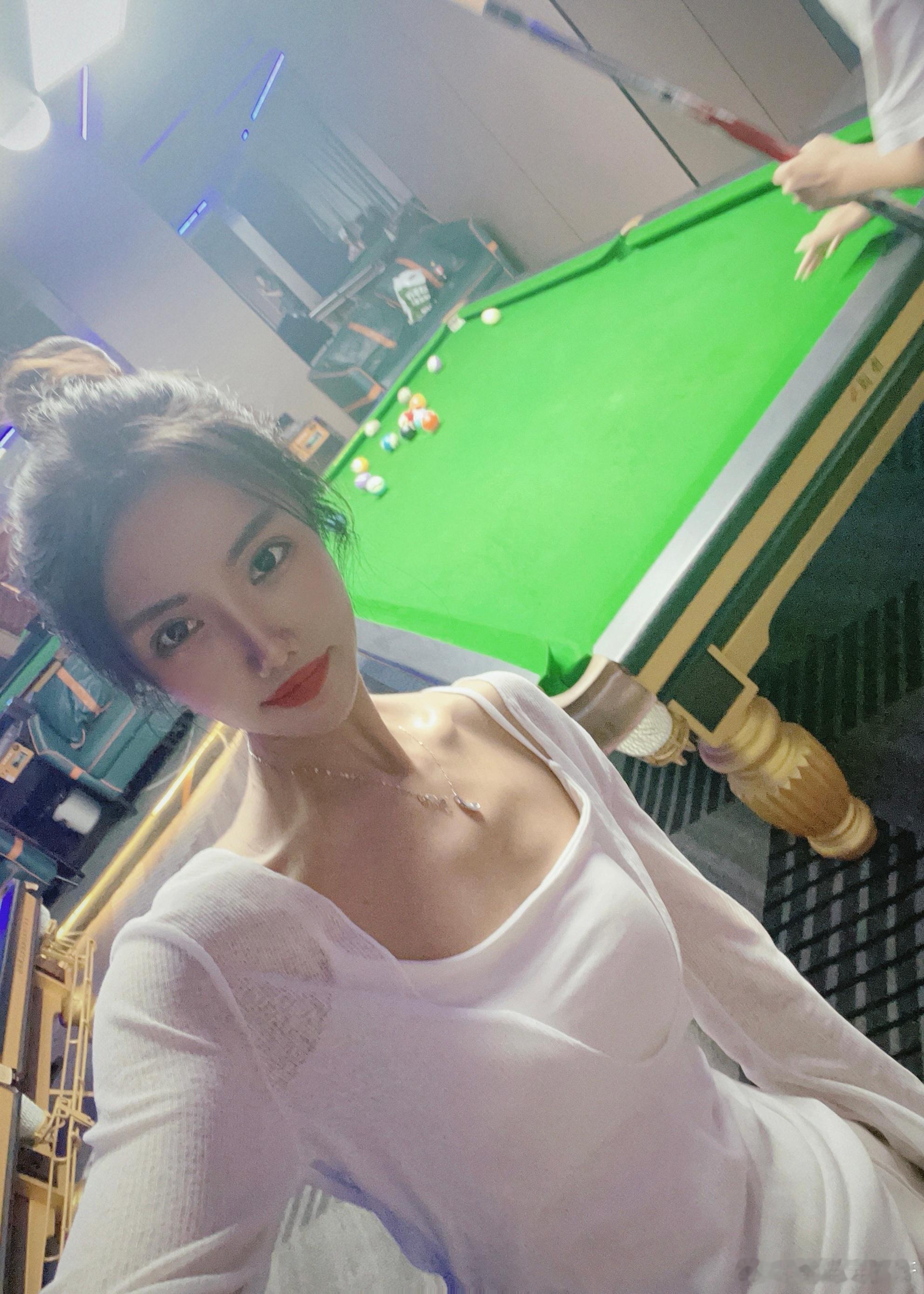 高三的大哥哥，我的学生们都会和我分享心事，是不会告诉爸妈那种心事，于是发现这些小