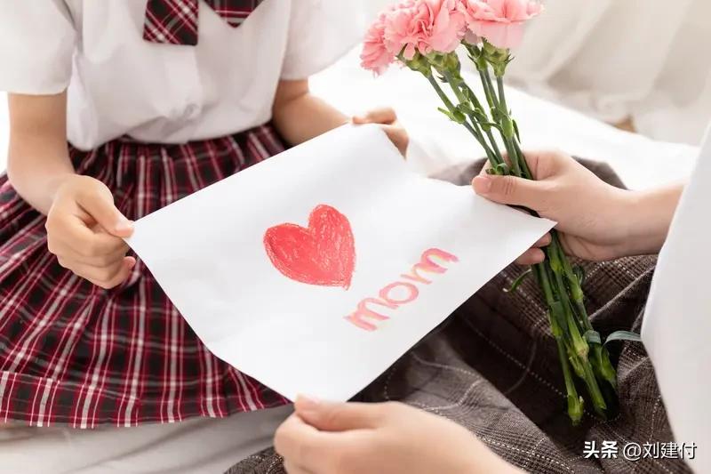 女儿相中599元的鞋 母亲纠结后买下 山东威海一位母亲买鞋的视频令人感触颇深。女