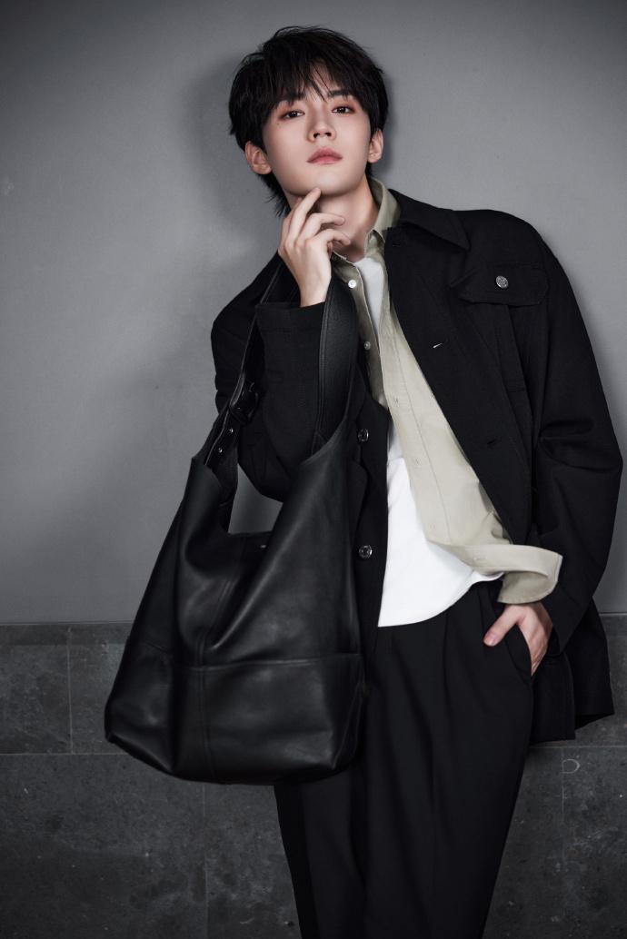 周翊然巴黎时装周出发图周翊然启程巴黎时装周周翊然巴黎时装周出发图，周翊然启程巴黎