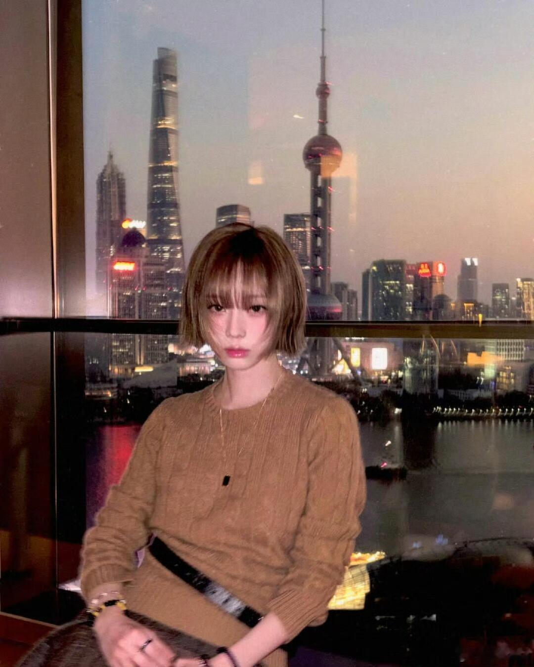 金玟庭上海随拍 好精致的一张脸，真的很难不爱啊...... 