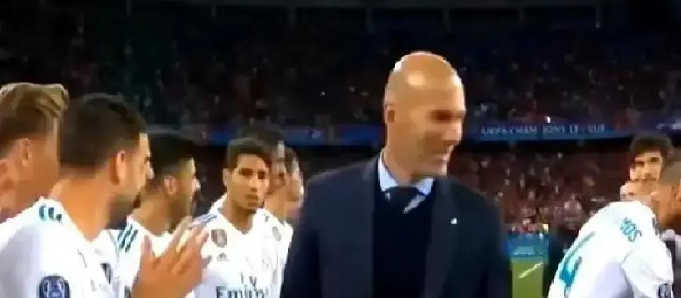 别再拿玄学解释齐达内了。
他65分钟的换人表，是份精确到分钟的生理处决书。
20