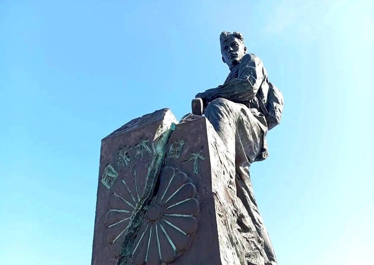 枪托高高举起，一记重锤，狠狠砸碎了刻着“大日本帝国”的界碑。
连带那朵象征他们皇
