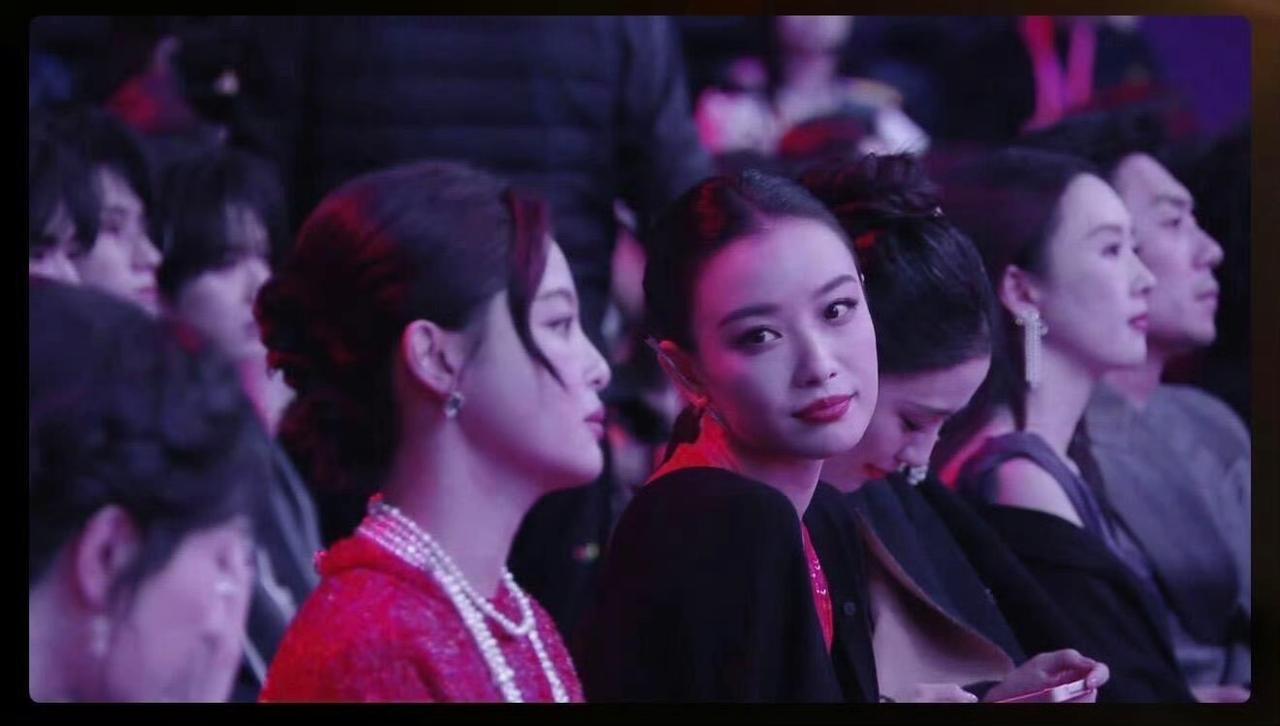 微博之夜内场 
倪妮把辛芷蕾举荐给张艺谋，看到倪妮把辛芷蕾举荐给张艺谋 ，好闺蜜