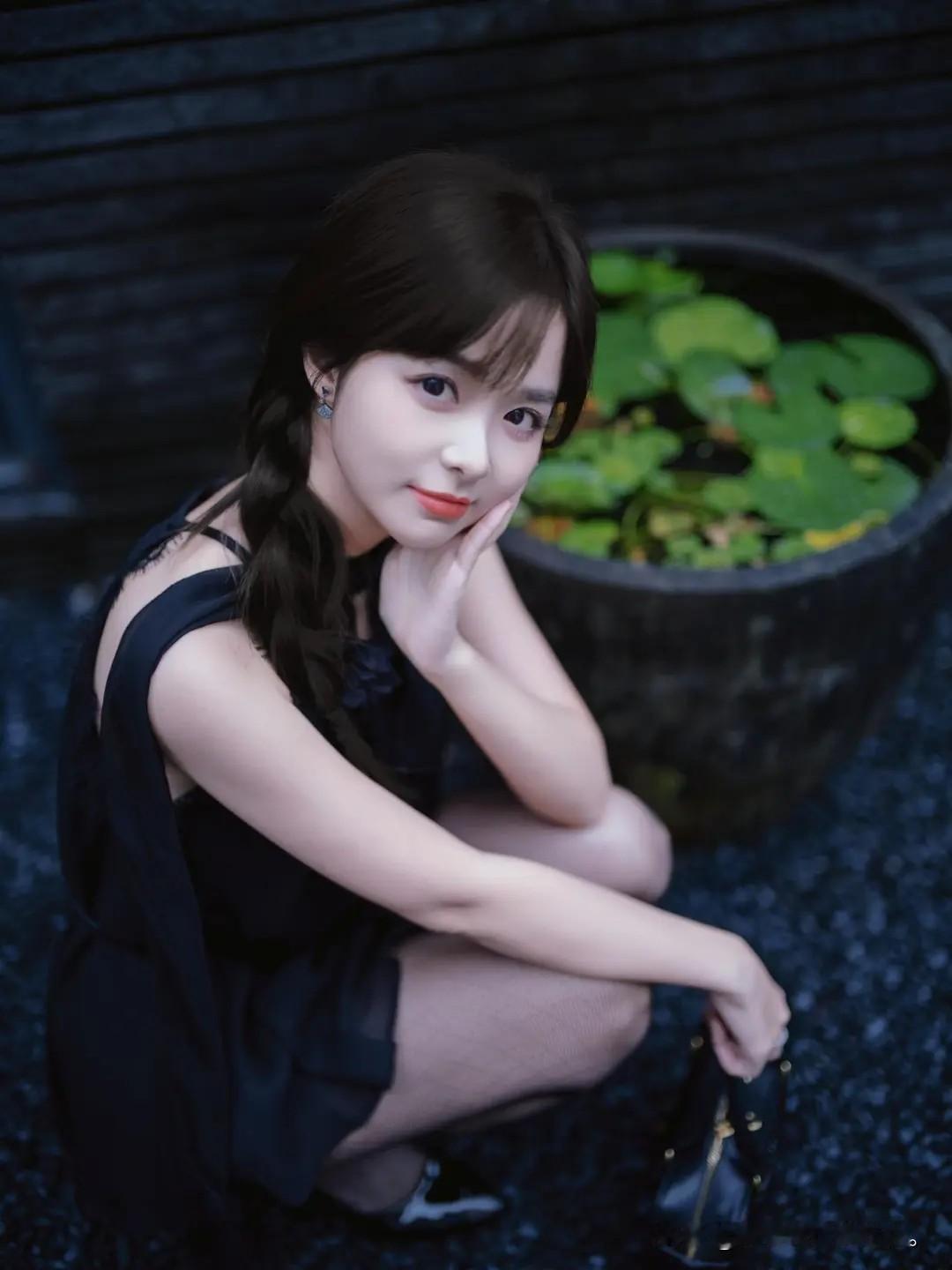 黑裙少女漫步幽径，步履轻盈间尽显优雅神秘。这身装扮太吸睛啦，每一步都踩着心动节拍