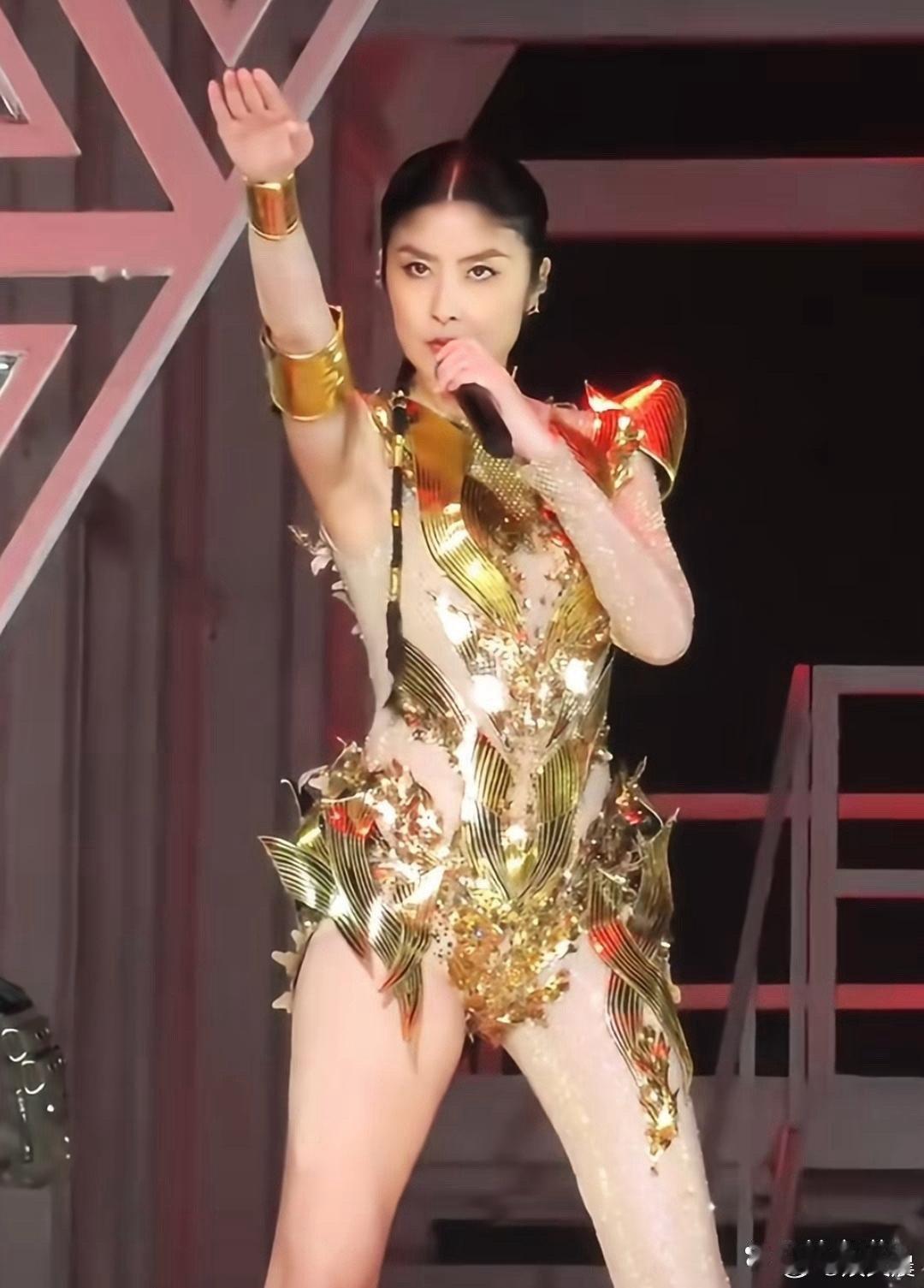 现在明星的穿搭真的越来越简约了，陈慧琳这一身也太随意了，说实话真的没必要这么朴素