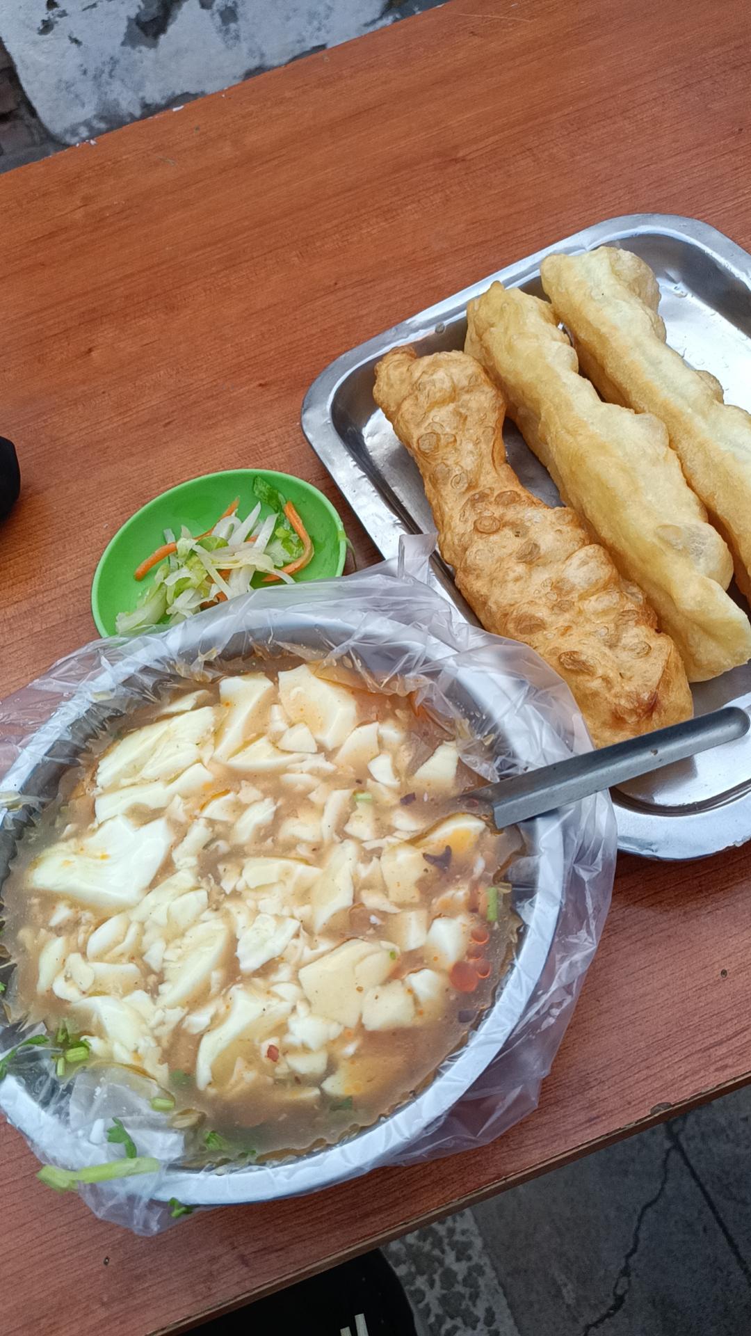保定人的早晨，起床遛弯，吃碗豆腐脑，来三根油条，买点香蕉回家，现在的香蕉是真便宜