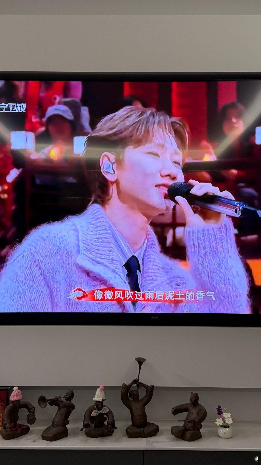 汪苏泷辽宁春晚粉色造型，太吸睛！汪苏泷给辽宁春晚开了个甜头辽宁春晚