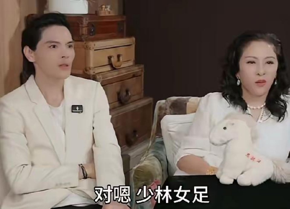 瞧瞧向佐这严肃的模样，含蓄又直白地劝大家千万别去打卡《功夫女足》 