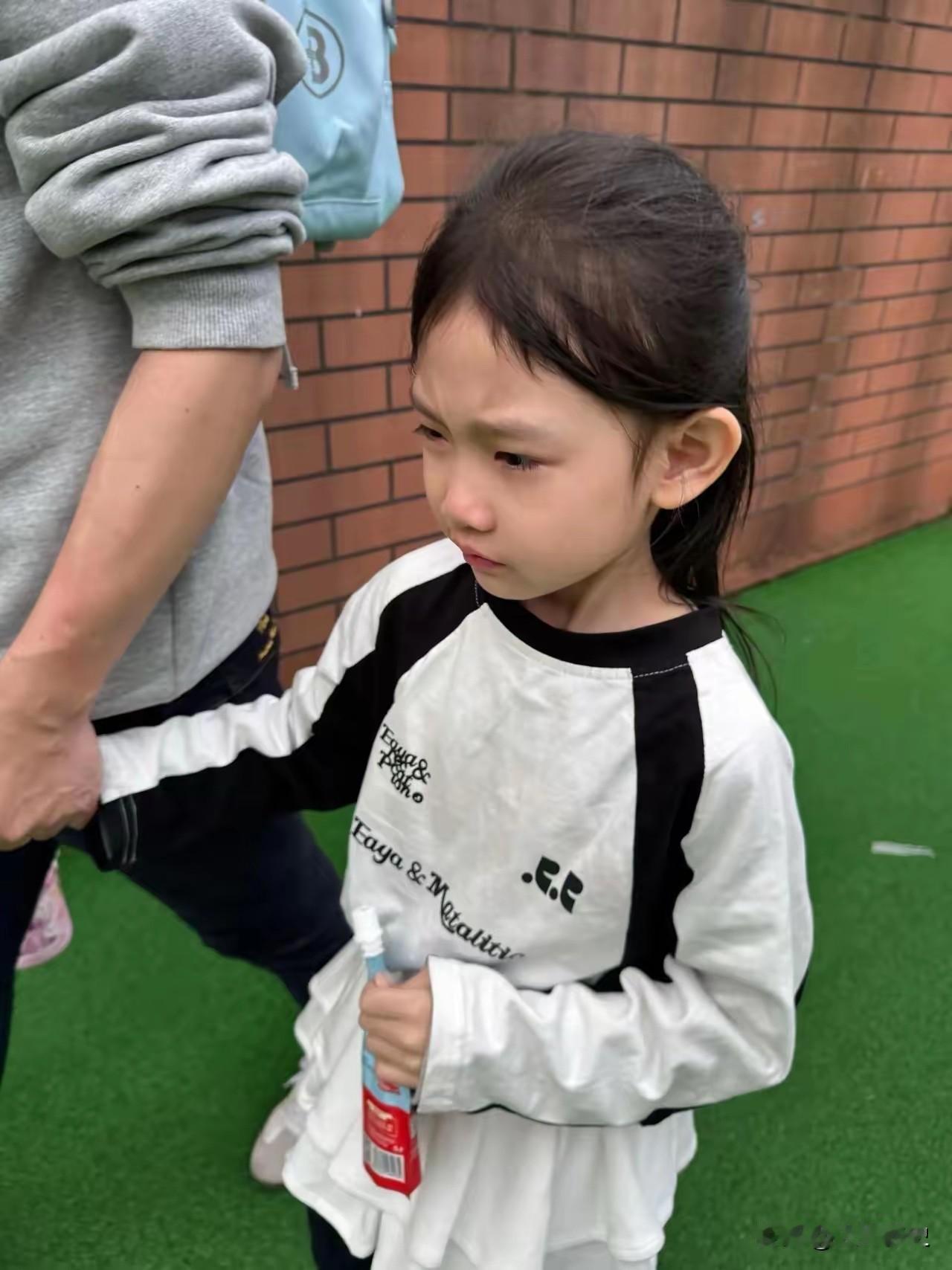 抱养的闺女刚养满一年半。媳妇生了对龙凤胎。全家老人统一口径：趁她记不住事，赶紧送