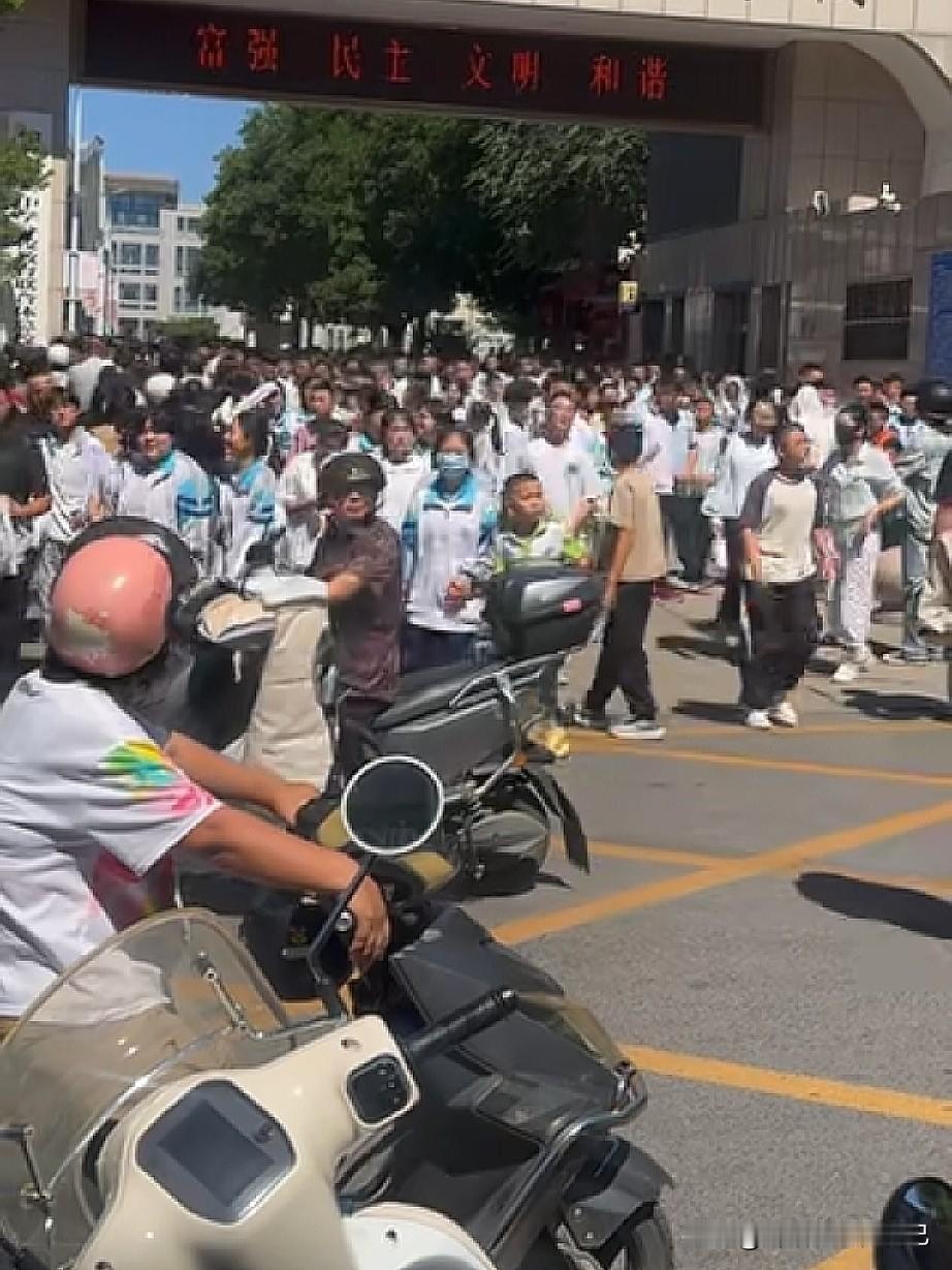 一大早各个学校门口就热闹起来。
 
小学门口，小小的身影背着沉甸甸的书包，蹦蹦跳
