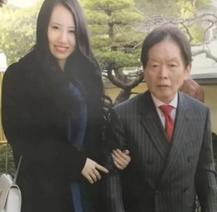 日本有个老男人，叫野崎幸助，一辈子砸了快2亿人民币，睡了4000个女人。有记者问