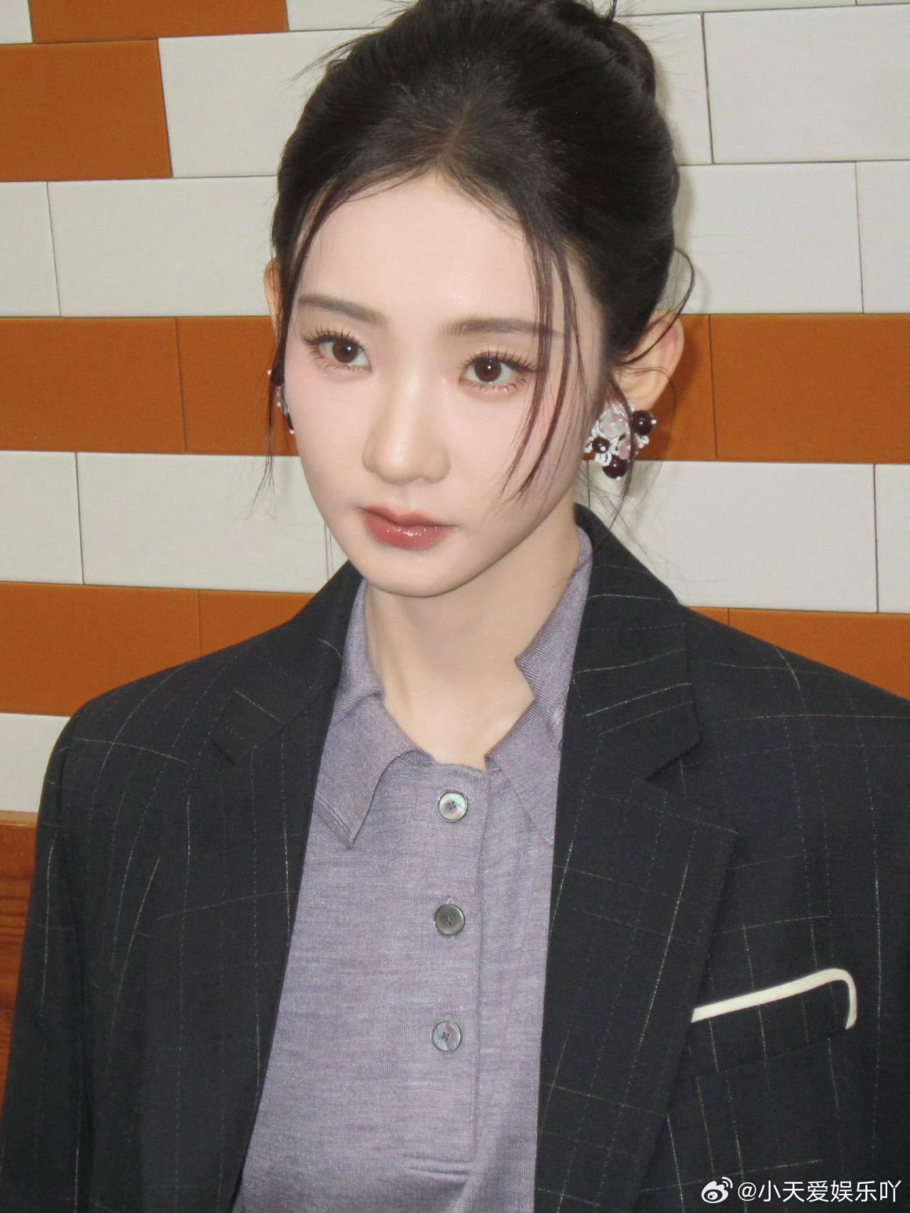 张艺凡101金库杀青 张艺凡杀青大吉呀！她青春活力的造型就像一道光，照亮了《10