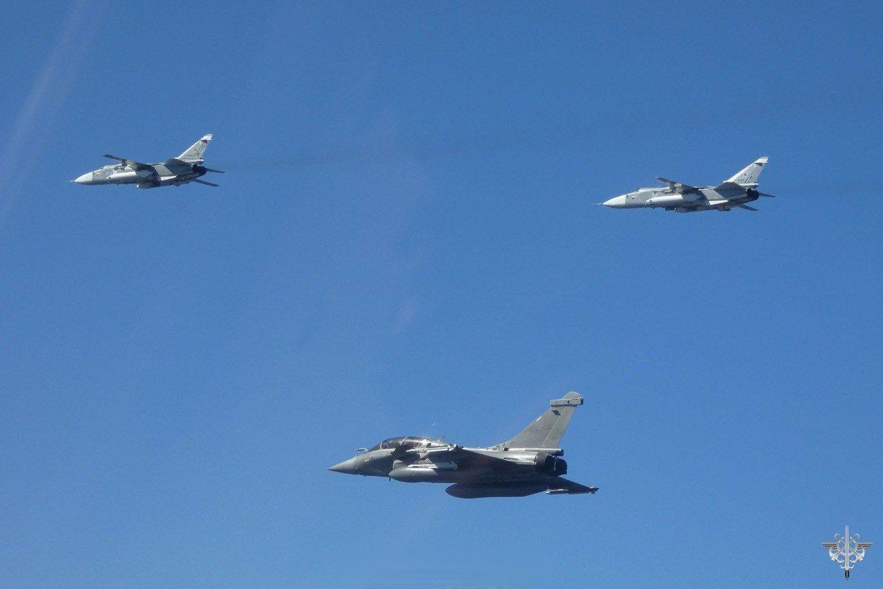 从立陶宛起飞的法国空军“阵风”战斗机在波罗的海伴飞两架俄罗斯苏-24M战斗轰炸机