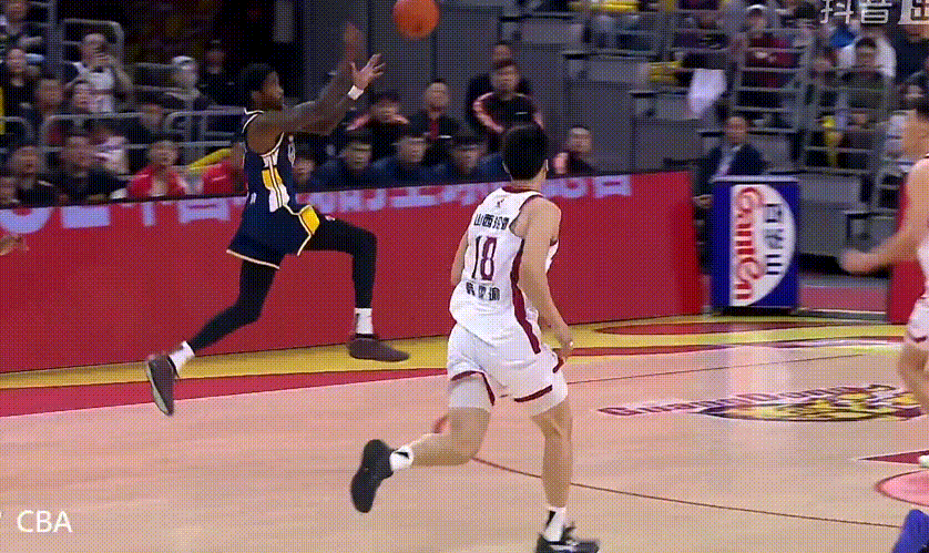 熟悉的快攻反击来了！双小外空中接力配合点燃全场，看把崔永熙激动得哈哈哈广东男篮v